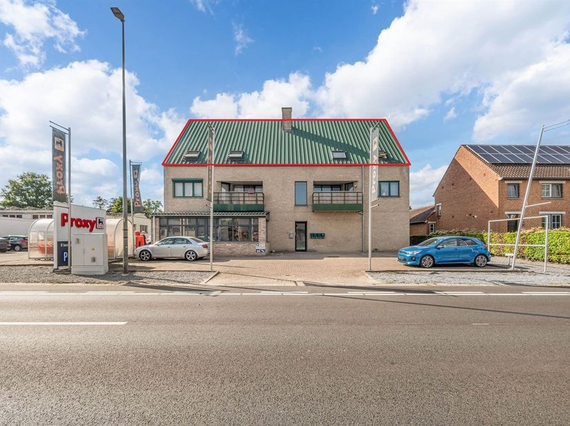 Deze twee dakappartementen worden samen verkocht.<br />
Er werd een vergunning afgeleverd voor het appartement linksboven en het appartement rechtsbo