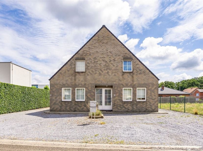 Ligging: Deze woning is gelegen in de Kuilberg 12 bus 2 te Heusden-Zolder, in een rustige en aangename woonomgeving met vlotte verbindingen naar het c
