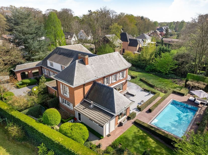 Exclusieve, authentieke villa in Mechelen-Zuid<br />
Welkom in deze unieke parel aan de rand van Mechelen, waar charme, ruimte en modern comfort same