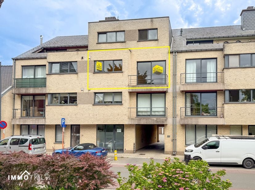 Dit lichtrijke appartement bevindt zich op de tweede verdieping van een kleinschalig gebouw met lift en geniet van een gunstige ligging nabij het cent