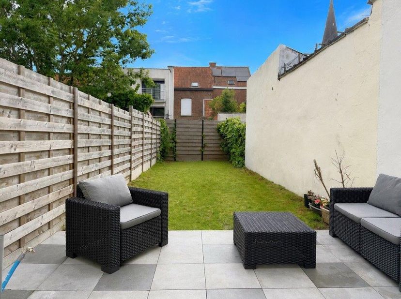 Gezinswoning te koop, ideaal gelegen op wandelafstand van winkels, scholen en openbaar vervoer. Via de inkomhal komt u terecht in de ruime en lichtrij