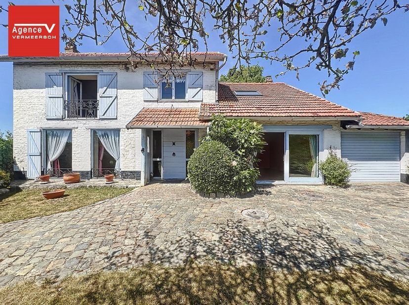 Deze uitzonderlijke woning met zijn  Engelse Cottagestijl is gelegen op één van de meest gegeerde locaties van Oostende , aan de beschermde Kinderboer
