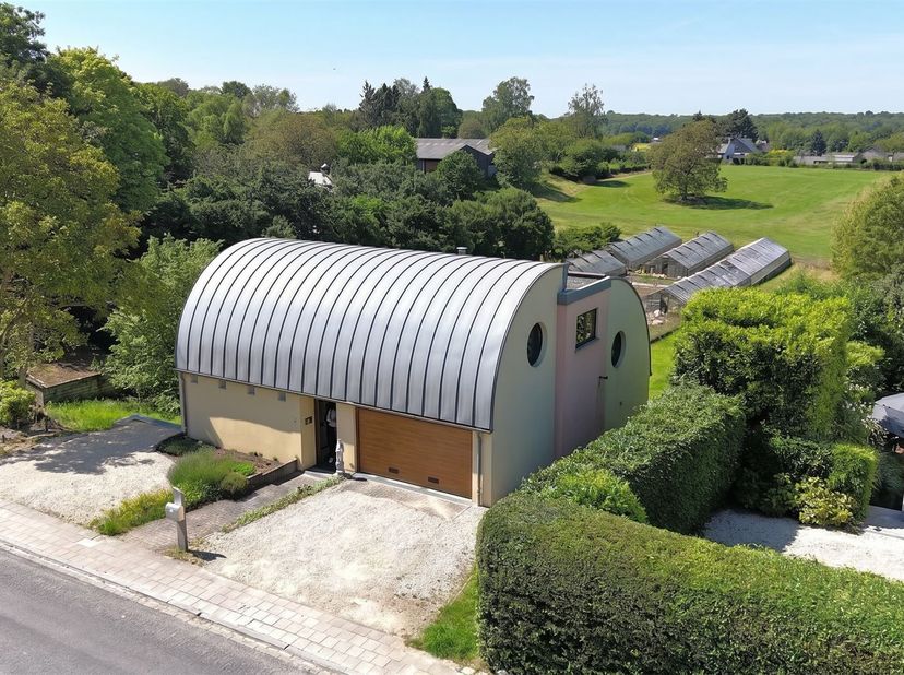 Villa split-level moderne et unique de 1997, parfaitement entretenue et située sur une magnifique parcelle de 17a 83ca, avec une vue à couper le souff