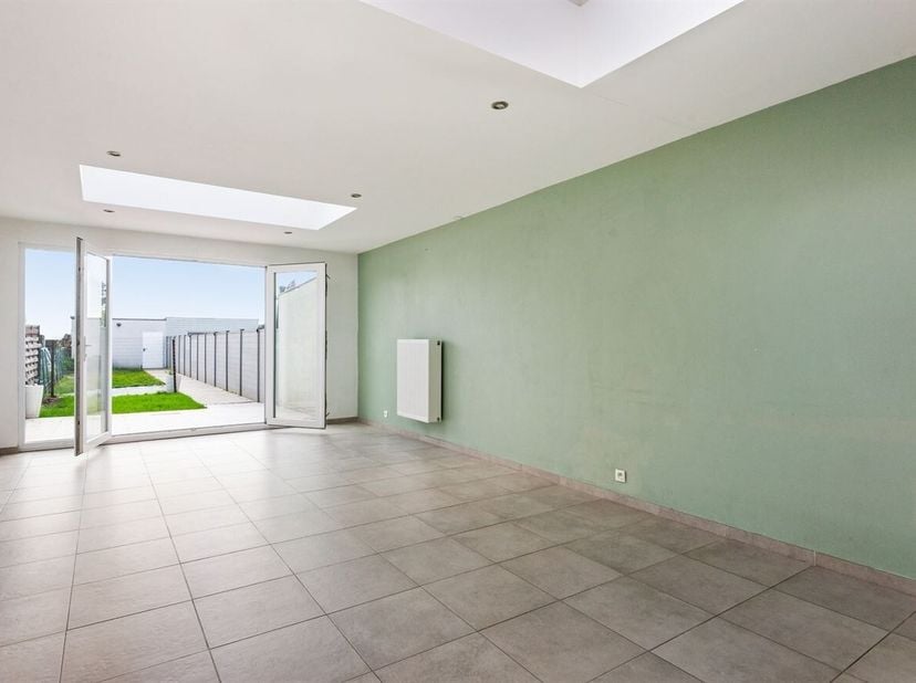 Instapklare woning met garage in het centrum van Ruisbroek<br />
Deze gesloten bebouwing is centraal gelegen in Ruisbroek, met alle voorzieningen binn