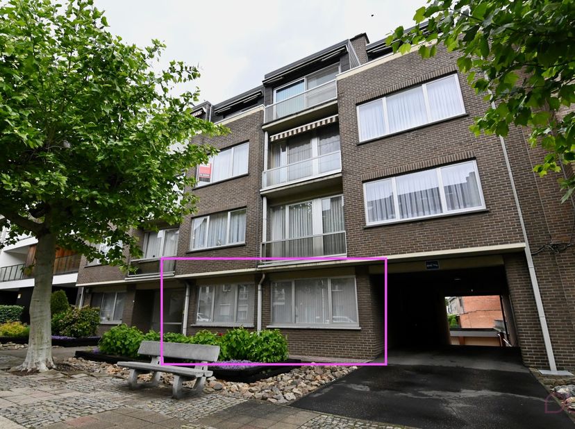 Dit instapklaar appartement, INCLUSIEF garagebox en kelderberging,&amp;nbsp; ligt op zeer gunstige locatie in residentie "Tichelrij".&amp;nbsp; De ligging van