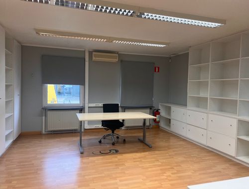                                         Bureaux à louer à Wondelgem, € 2.000
