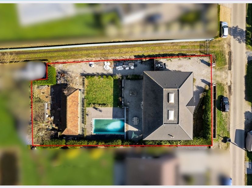 Energiezuinige woning met 4 slaapkamers, zolder, garage en volledig onderkelderd te Houtvenne.<br />
<br />
<br />
Via de inkomhal, voorzien van ee