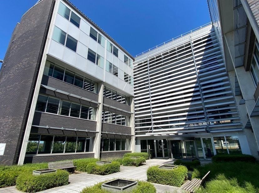 582m² landscape kantoren op gelijkvloers in blok E (opsplitsbaar in 198m² + 384m²)<br />
Ligging: vlakbij afrit E40 en R4 met vlotte verbinding naar E