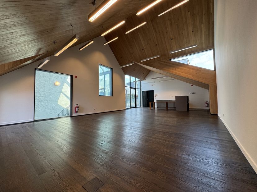 Kantoorruimte te huur in karaktervolle site Valkeniers Natie – Antwerpen<br />
Op de derde verdieping van het iconische gebouw aan de Van de Wervestra
