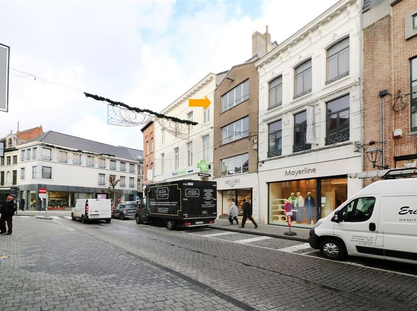 Appartement extrêmement agréable situé au 3e étage d'une petite résidence en plein cœur du centre-ville de Diest. Cet appartement sympa a été récemmen