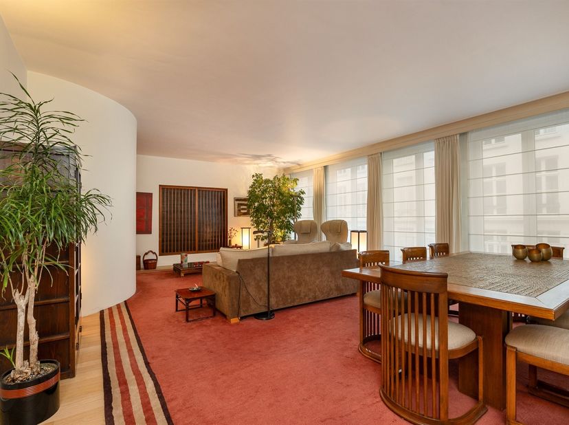 Gelegen in de hippe 'Theaterbuurt', op een zucht van het bruisende Zuid en met het Stadspark als achterbuur. Dit appartement bevindt zich over de voll