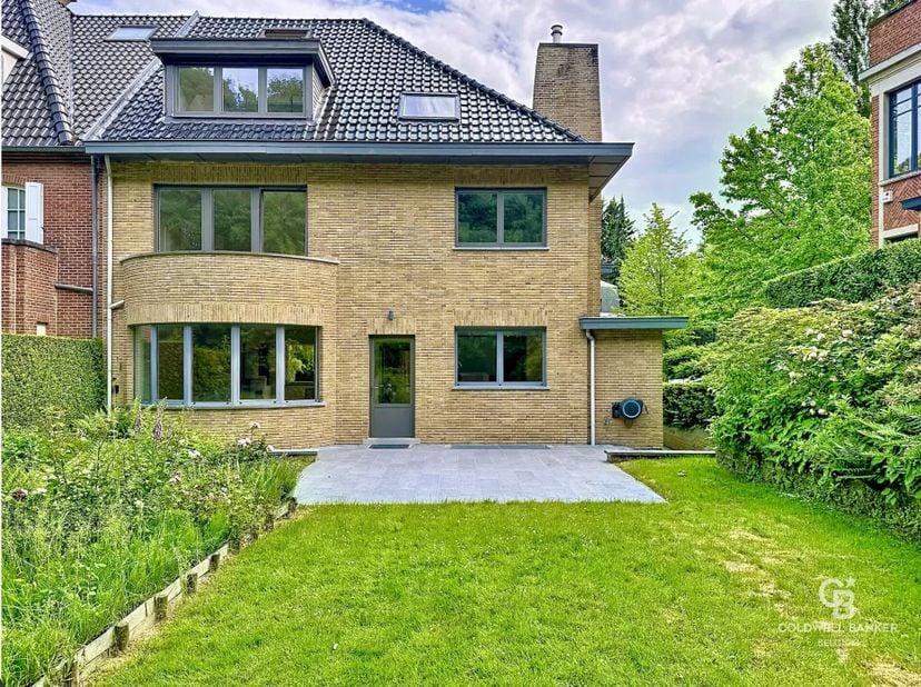Prachtige hoekwoning uit de jaren 30 van ca. 370 m² op een perceel van 6 are.<br />
Deze luxueuze woning is als volgt ingedeeld:<br />
Op de begane gr