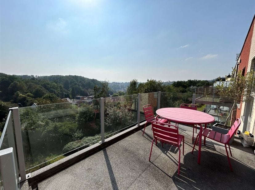 SOUS OPTION !! Dans une résidence achevée de construction en 2018, ce très bel appartement soigneusement entretenu propose une magnifique vue panorami