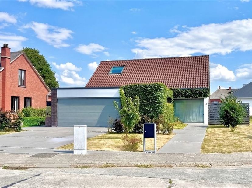 Cette maison à quatre façades rénovée, construite en 1973, est située dans un quartier résidentiel calme, à proximité du centre du village de Londerze