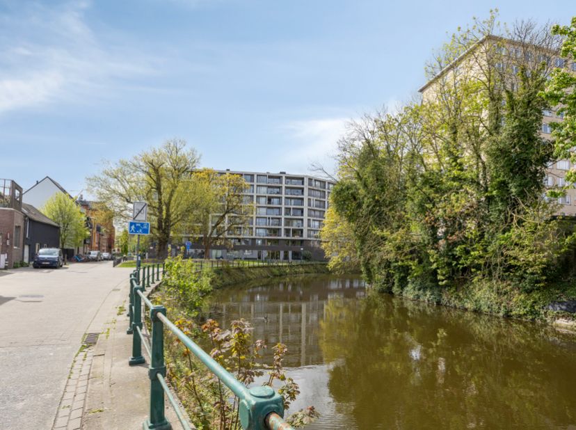 Hoekappartement met twee slaapkamers en ruim zonneterras.<br />
<br />
Op de vijfde verdieping bevindt zich dit ruime en lichtrijke appartement met ee