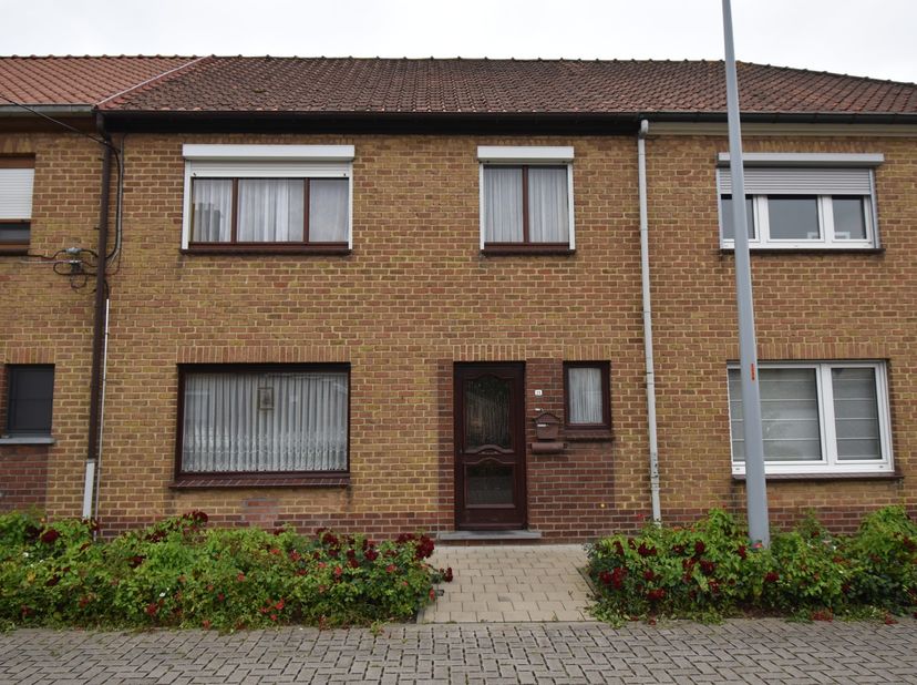 Deze op te frissen woning met 3 slaapkamers is ideaal gelegen in een mooie, rustige woonwijk op wandelafstand van het centrum van Oudenaarde en vlakbi