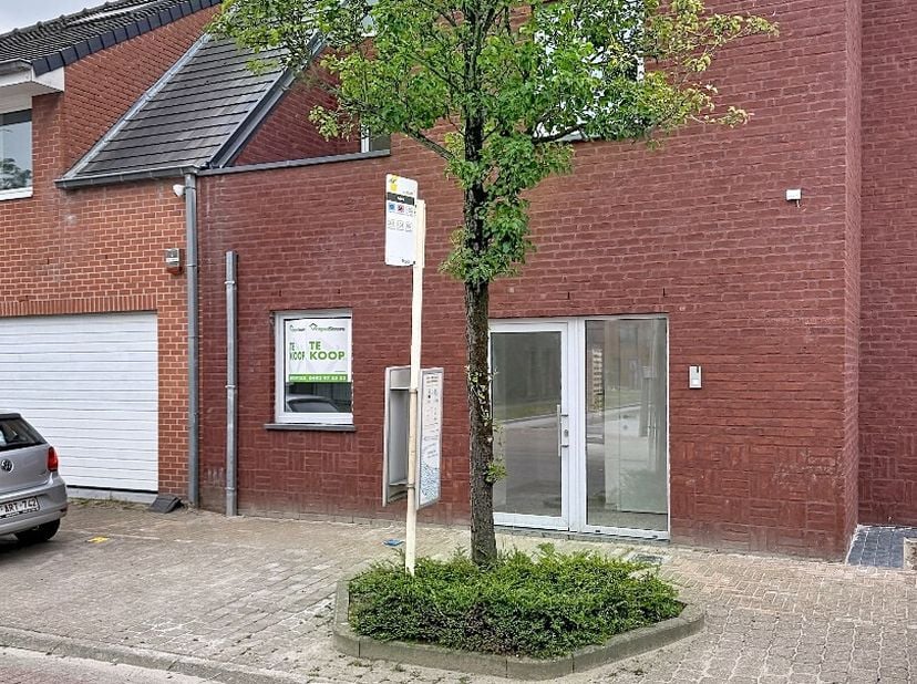 Deze prachtige woning is gelegen in het rustige Ichtegem en beschikt over een tuin en een gezellig terras waar je heerlijk kunt genieten van de buiten