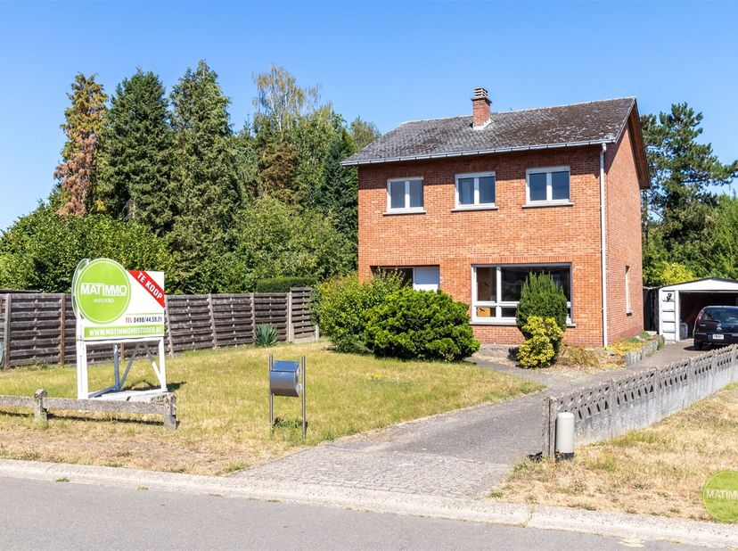 Te renoveren gezinswoning met 3 slaapkamers op een ruim perceel van 712 m² in Mol<br />
<br />
Deze charmante eengezinswoning in Mol biedt een uitst
