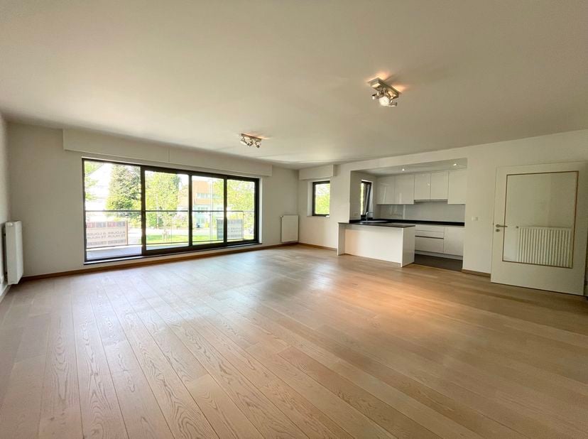KRAAINEM, vlakbij Place Dumon (metro Stockel) en alle voorzieningen. Luxueus APPARTEMENT (2 slaapkamers/2 badkamers) van 120 m² met terras en parking.