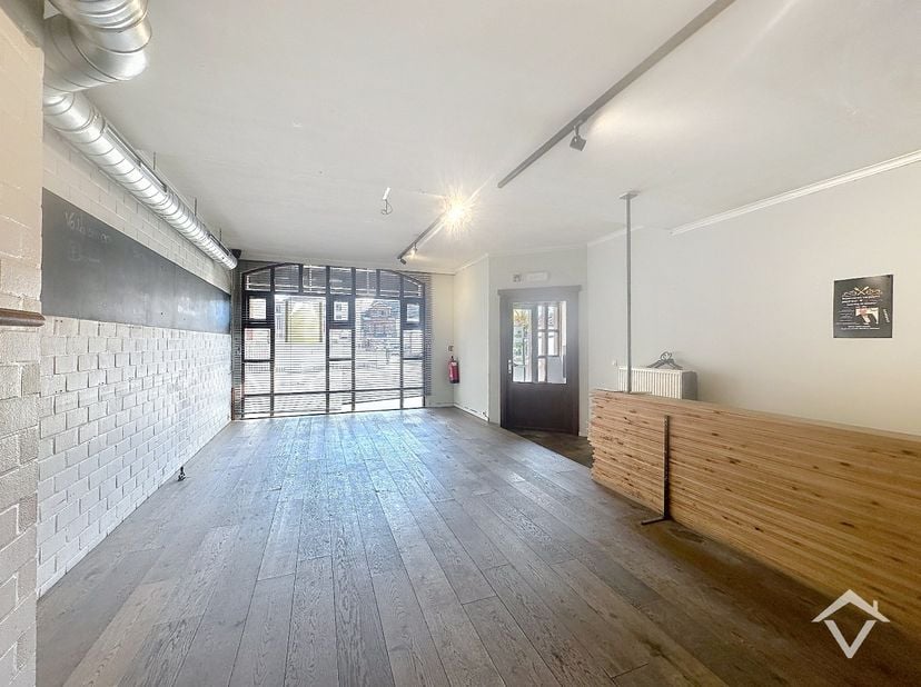 Deze handelsruimte, gelegen op een absolute toplocatie op de Markt van Torhout, geniet van maximale visibiliteit en passage. Omringd door winkels, hor