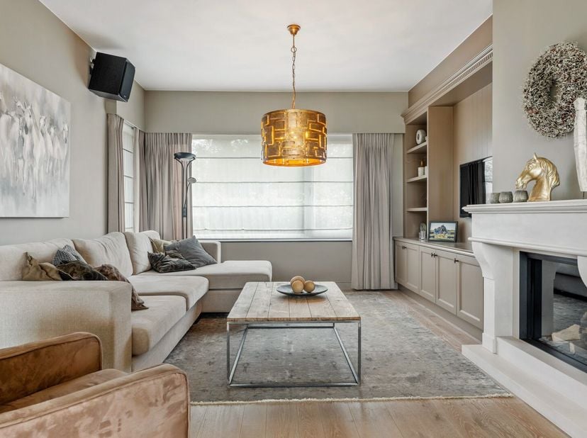 Deze karaktervolle woning is rustig gelegen op een prachtig perceel van ongeveer 1 hectare en biedt tal van troeven voor wie op zoek is naar ruimte, c