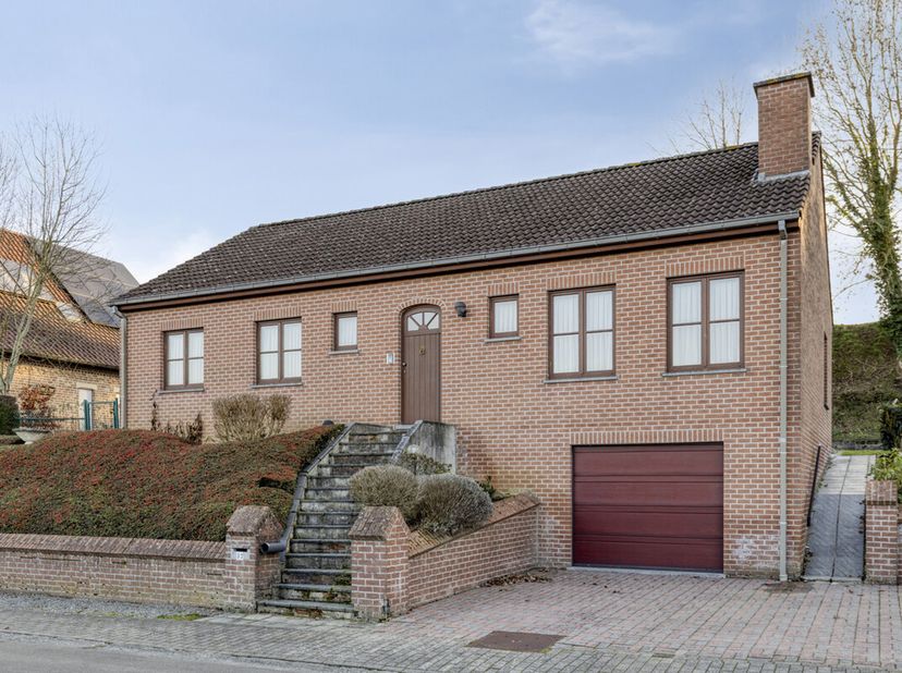 OPTIE OPTIE OPTIE Immo Pické biedt U deze rustig en gunstig gelegen woning aan, nabij diverse winkels, openbaar vervoer en een belangrijke verbindings