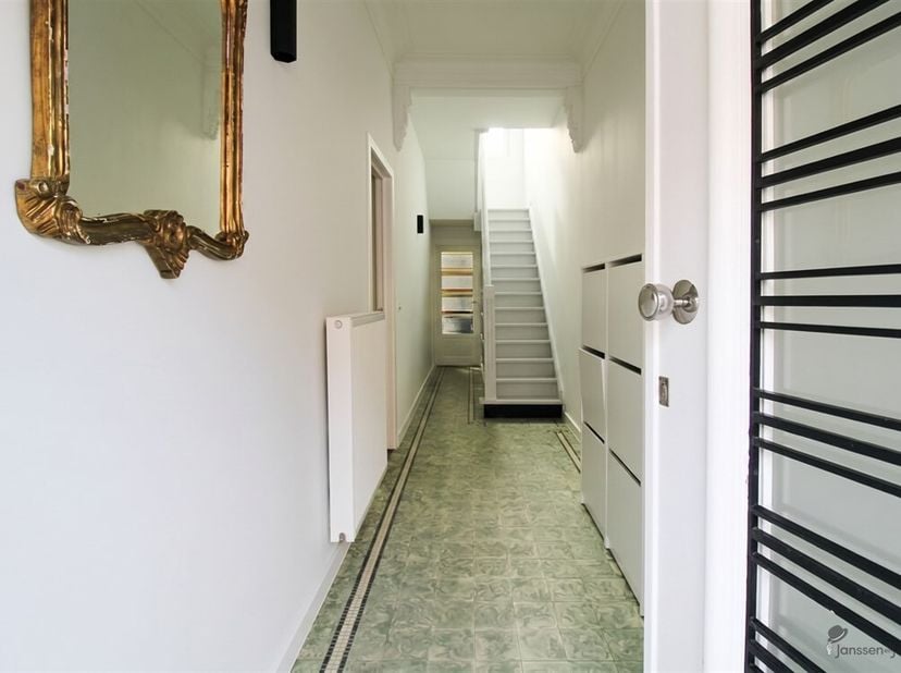 Deze volledig gerenoveerde gesloten bebouwing, gunstig gelegen te Lier, combineert hedendaags wooncomfort met authentieke charme. De woning werd grond