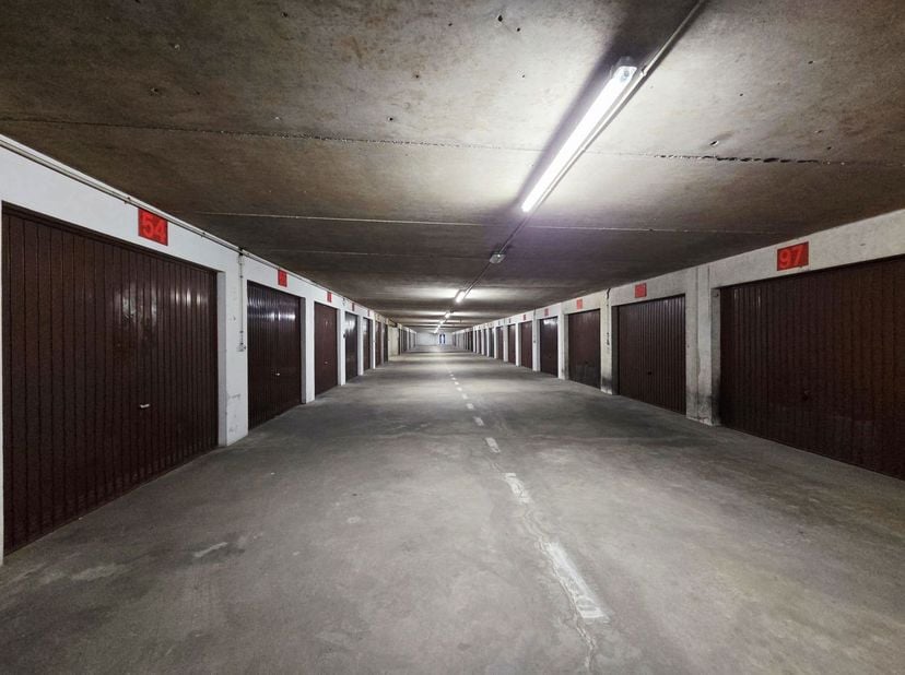 Op zoek naar een veilige parkeerplaats of een interessante investering aan de kust? Deze afgesloten garagebox, gelegen op niveau -1, combineert comfor
