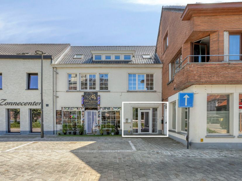 Op het gezellige dorpsplein van Nazareth bevindt zich deze charmante woning, rustig gelegen en op wandelafstand van winkels, horeca, openbaar vervoer