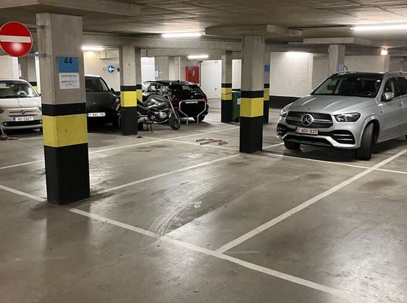Autostaanplaats te koop in centrum Antwerpen<br />
Locatie: Deze ondergrondse autostaanplaats is gelegen op een uitstekende locatie in het hart van An