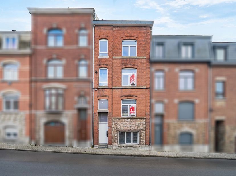 EasyHome a le plaisir de vous présenter cet immeuble de rapport idéalement situé, offrant une opportunité dinvestissement intéressante grâce à sa conf