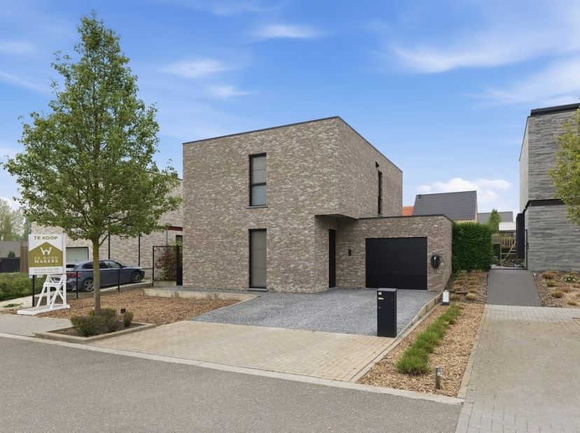 Bent u op zoek naar een instapklare woning waar luxe, comfort en hedendaagse technieken perfect samenkomen? Dan is deze prachtige open bebouwing aan H