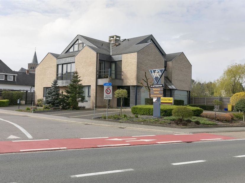 Opbrengsteigendom bestaande uit handelszaak met twee appartementen op 14a32ca.<br />
Ligging: Op een drukke verbindingsweg nabij het centrum van Zitta