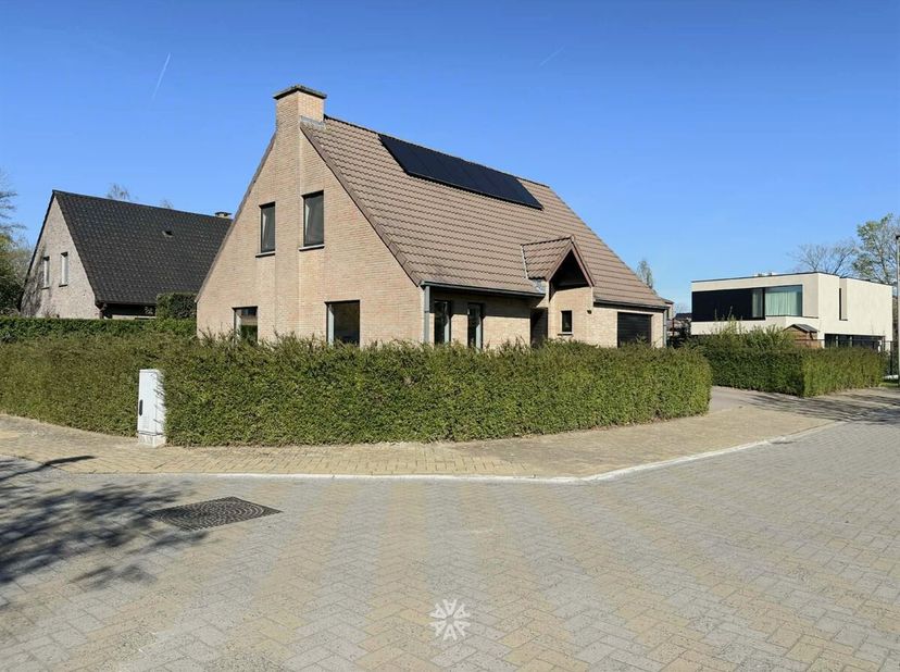 DE PINTE- Eikelstraat 10 - Vous êtes à la recherche d'une villa spacieuse dans un quartier résidentiel calme à louer à De Pinte ? Alors cette belle pr