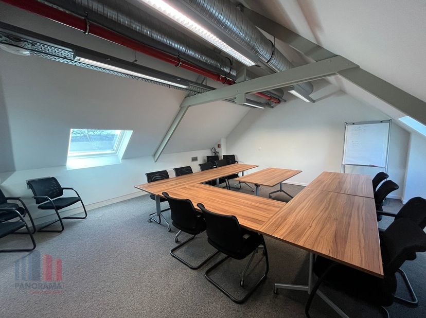 Uitzonderlijk goed bereikbare en instapklare kantoorruimte te huur van 20&amp;nbsp;m².&amp;nbsp;<br />
Ontdek een perfecte balans tussen professionele facilit