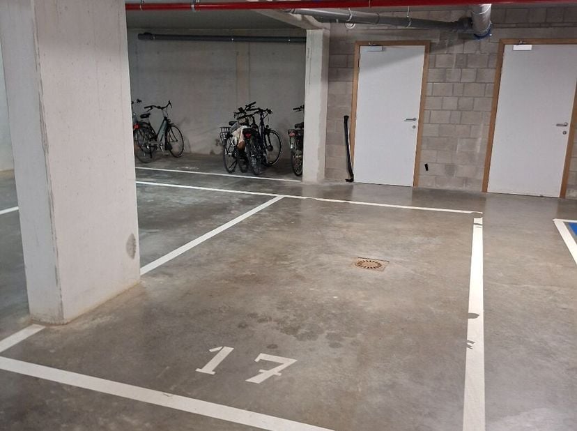 In de nog jonge residentie “Den Blok”, gelegen op de hoek van de Tildonksesteenweg en Den Blok, in het centrum van Herent, bieden we deze ondergrondse