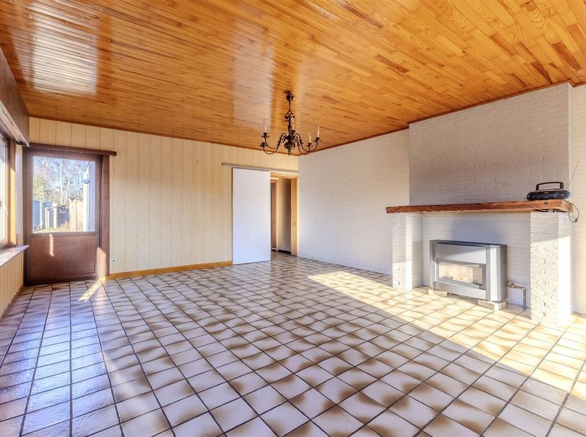 Journée portes ouvertes le samedi 14/03 de 11h à 12h<br />
HOB à rénover sur un terrain de 385m² attenant à une réserve naturelle.<br />
<br />
Sit