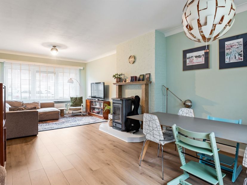 Openhuizendag op zaterdag 13 juni van 9u30 - 10u30.<br />
<br />
Instapklare HOB met 4 slaapkamers, verzorgde tuin én garage te koop, op centrale li