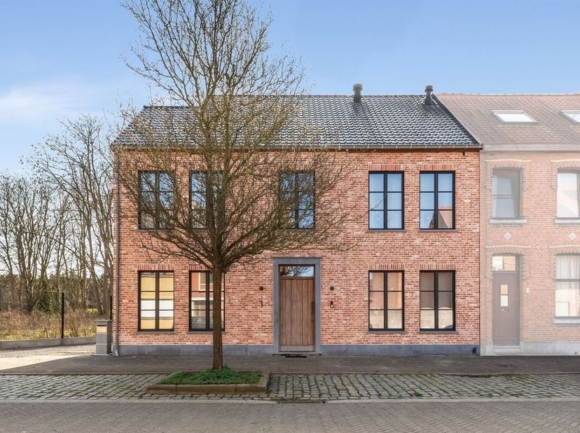 Wie op zoek is naar een instapklare, luxueuze én uitzonderlijk energiezuinige woning, zal hier meteen onder de indruk zijn. Deze BEN-woning uit 2023 c