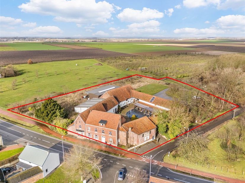 Grootschalige investeringssite op een perceel van 99a56ca in Kerkom (Sint-Truiden), bestaande uit een karaktervolle vierkantshoeve uit 1878 met een wo