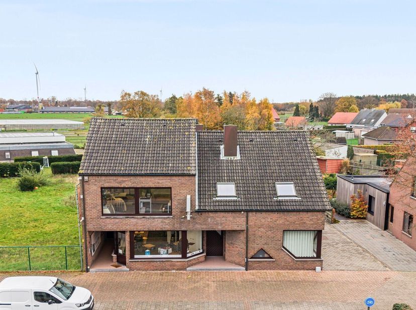 Op een gunstige locatie in Arendonk, nabij de Nederlandse grens ontdek je deze uitzonderlijke eigendom: een ruime, comfortabele woning met daaraan gek