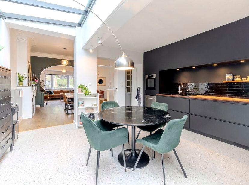 Deze karaktervolle woning ligt op een steenworp afstand van winkels, bushaltes, horeca en ontspanning.<br />
Indeling:<br />
Gelijkvloers:<br />
- Ink