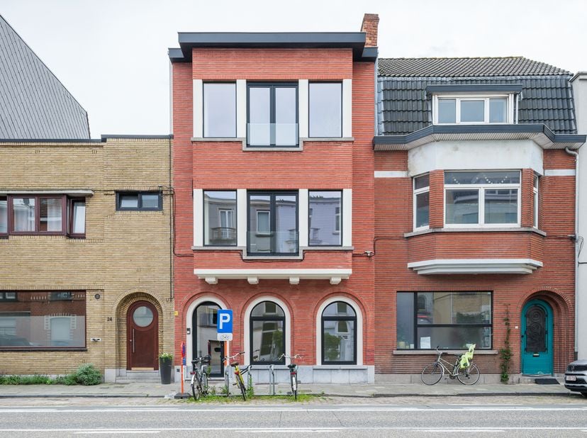 Op een uitstekende locatie in de Victor Braeckmanlaan te Sint-Amandsberg bevindt zich dit recent gerenoveerde appartement van ca. 60 m². Het is gelege