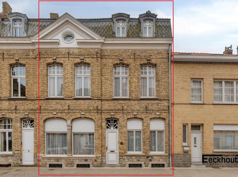 GEEN RENOVATIEPLICHT, gezien het pand beschermd is.<br />
Deze prachtige woonst geniet van een topligging in het centrum van Ieper, vlak naast het Ast