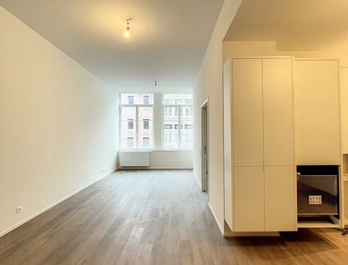                                         Studio avec coin lit à louer à Namur, € 900
