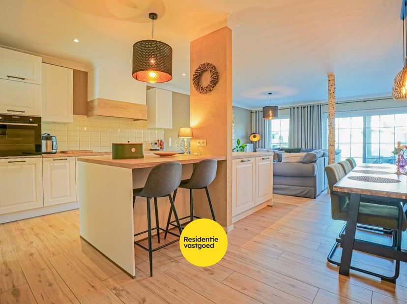 Recente gezinswoning (2019) met 5 slaapkamers en zonnige tuin – Nieuwpoort Stad op 356 m².<br />
Instapklare rijwoning met 171 m² bewoonbare oppervlak