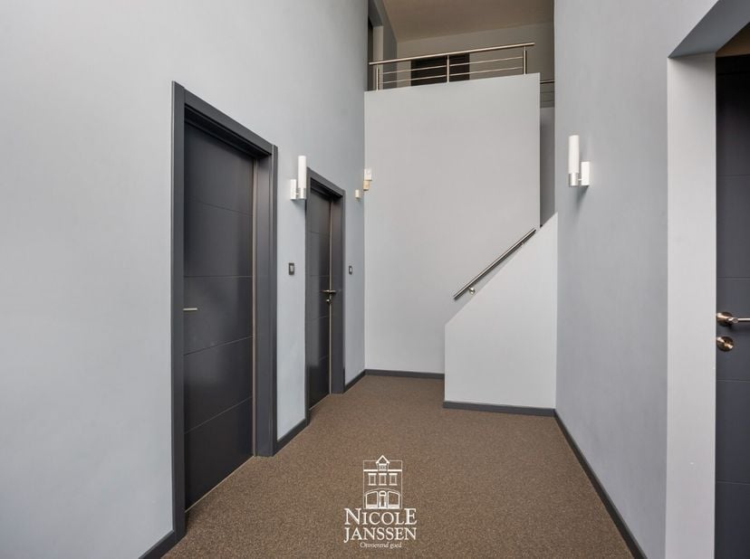 Deze moderne gezinswoning geniet van enorm veel lichtinval en is praktisch en zeer ruim ingedeeld.  Het huis is volledig onderkelderd wat nog een bijk