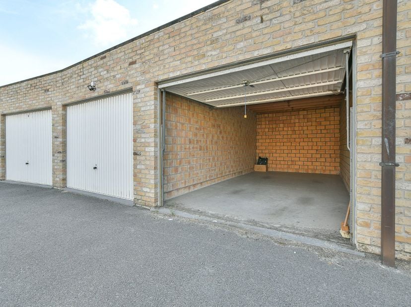 In het centrum van De Haan bevindt zich deze ruime garagebox.<br />
<br />
Het garagecomplex beschikt over een vlotte in- en uitrit, wat zorgt voor ee