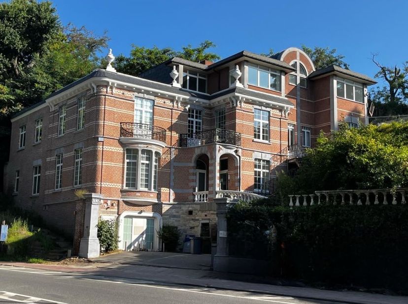 Bureau à louer à Herent : 660 m² alliant charme historique et confort moderne. Équipé d’un ascenseur et situé à un emplacement stratégique et très vis
