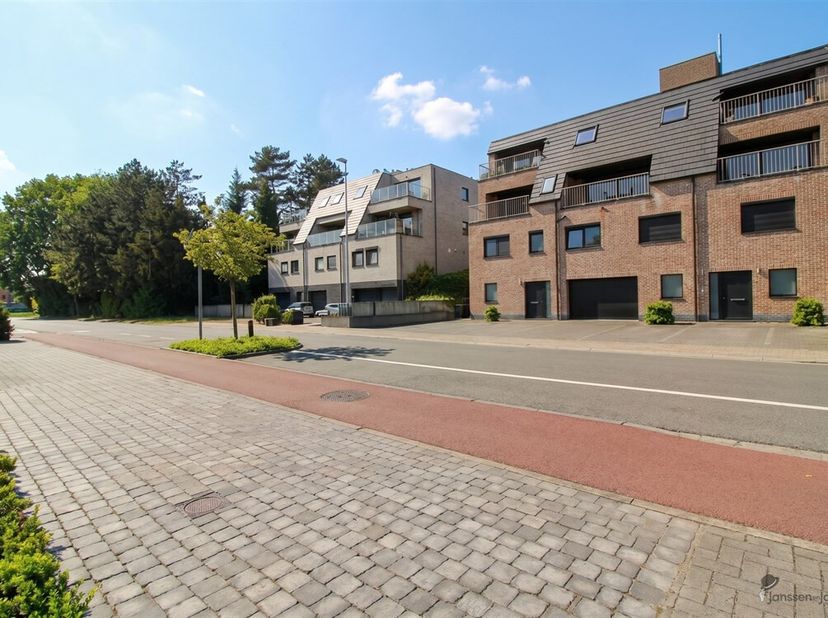 Cet appartement du deuxième étage à haut rendement énergétique allie le confort à un excellent emplacement. Avec une étiquette EPC A et une installati